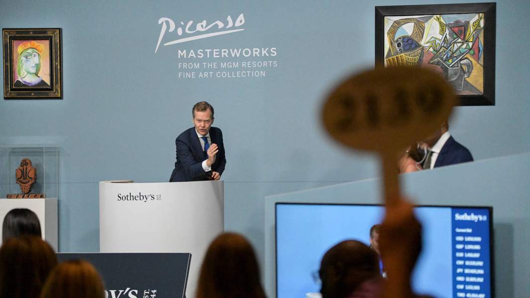Аукционист объявляет ставки на одну из 11 картин и работ Пикассо