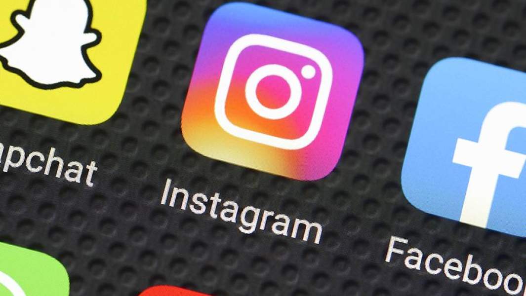 Иконки Facebook и Instagram на экране смартфона