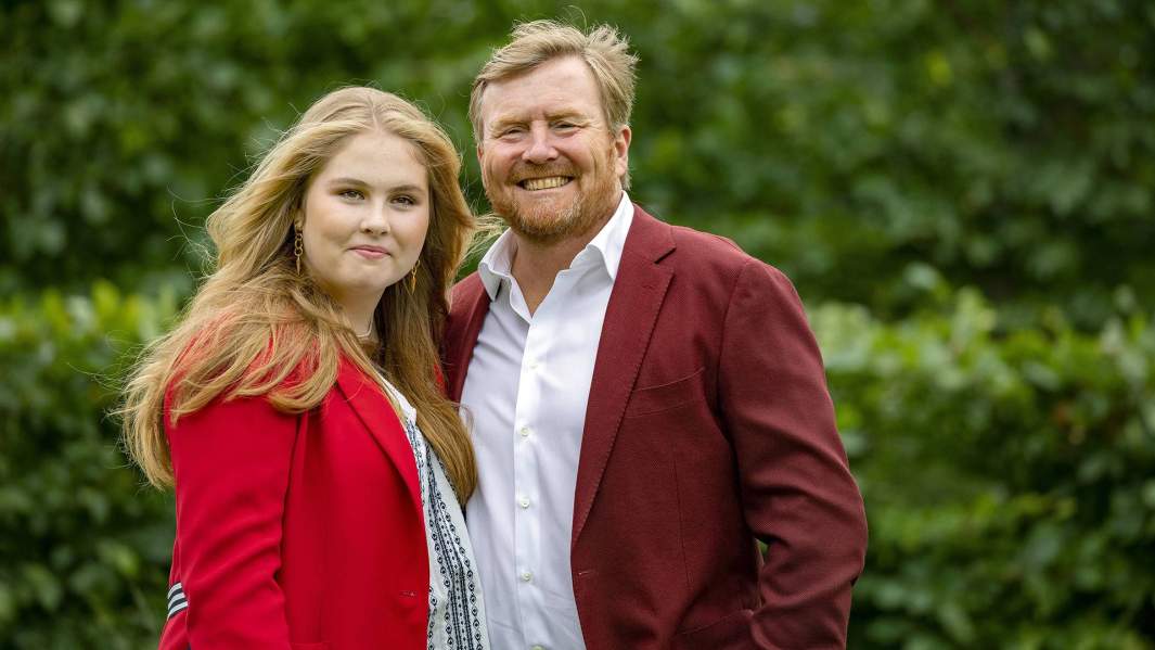 Король Нидерландов Виллем-Александр с дочерью, принцессой Амалией