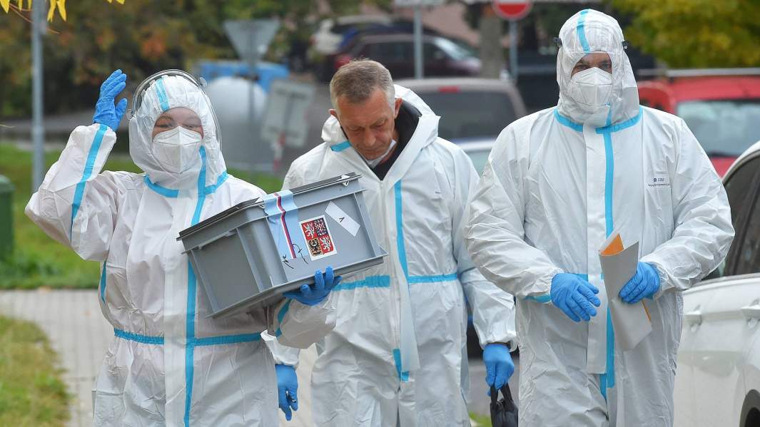 Специальная избирательная комиссия с переносным ящиком для голосования выезжает к людям, которые находятся в карантине и не могут голосовать на избирательных участках во время выборов в Палату депутатов Парламента Чешской Республики