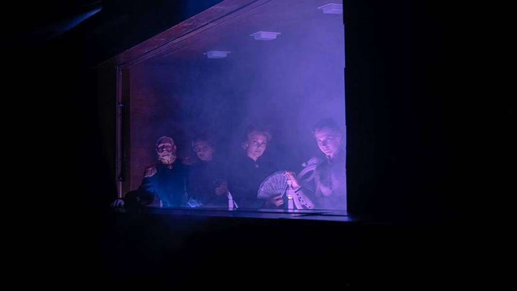 Сцена из спектакля «Розовое платье»