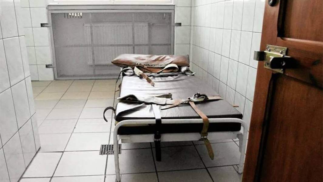 Кровать, к которой привязывают пациентов вытрезвителя