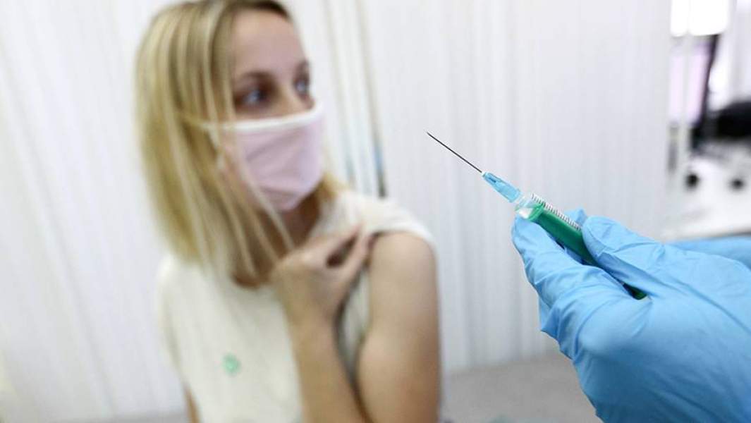 Женщина вакцинируется от COVID-19