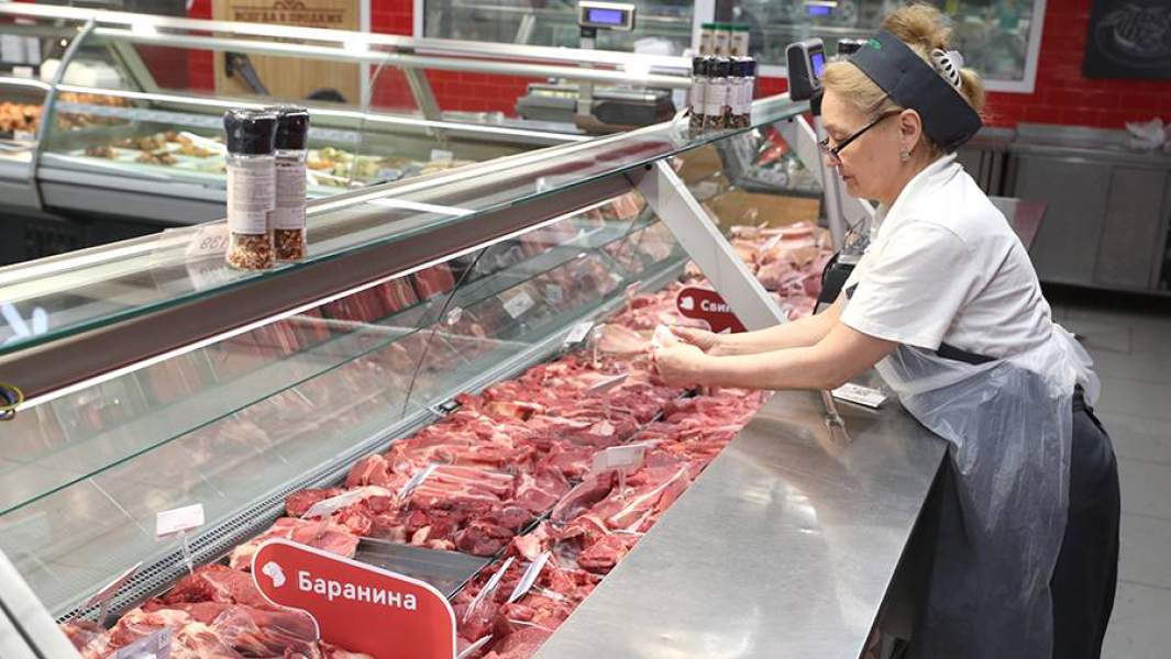 Мясной отдел в продуктовом магазине