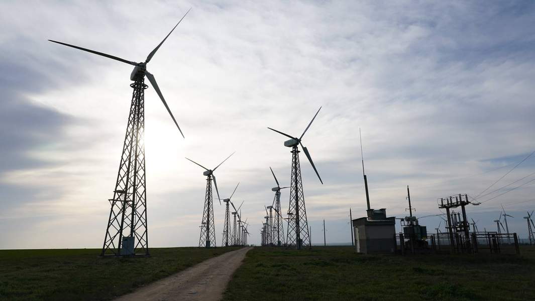 Сотрудники работают в цехе нефтеперерабатывающего предприятия "Танеко" в Республике Татарстан, где прошла торжественная церемония запуска комплекса установок производства водорода, каталитического крекинга и производства смазочных материалов.