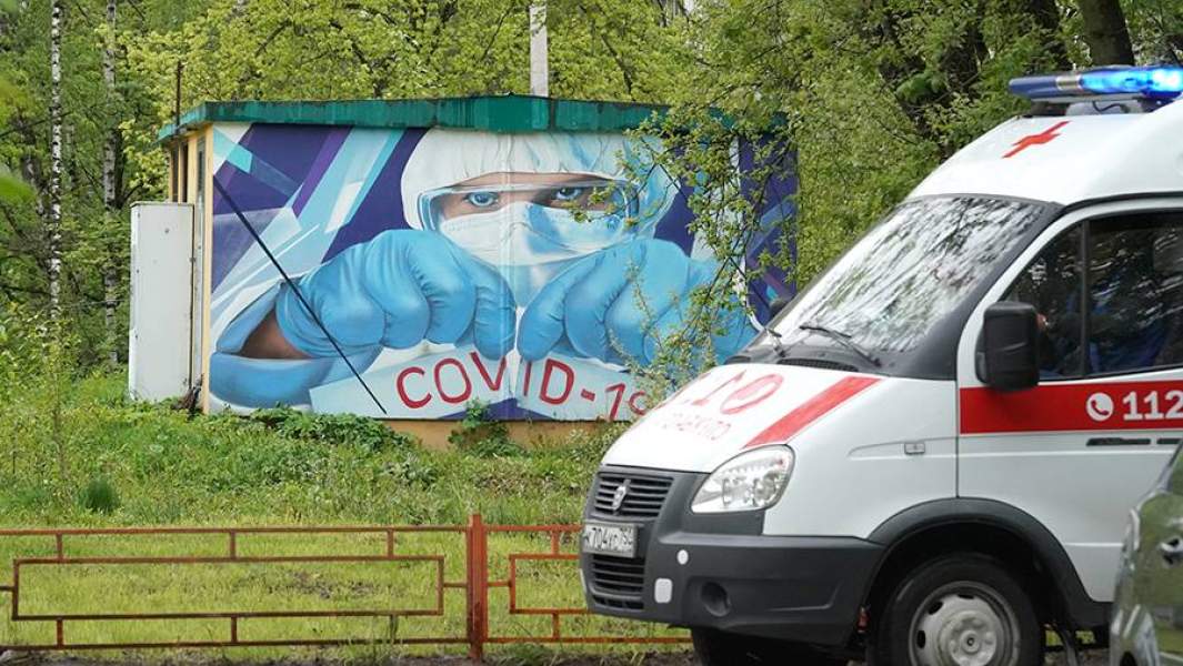 Граффити с изображением врача в защитном костюме