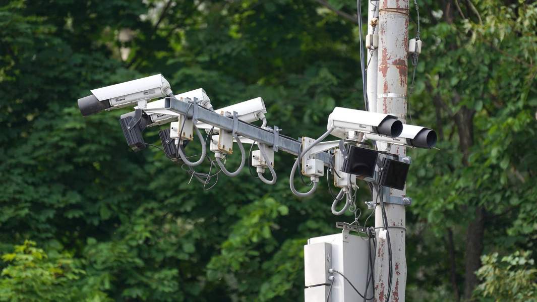 Камеры видеонаблюдения на улице города