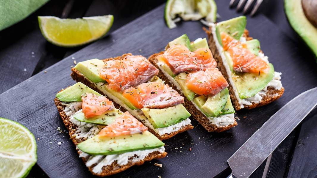 Никаких смузи: врачи назвали самые вредные продукты для завтрака