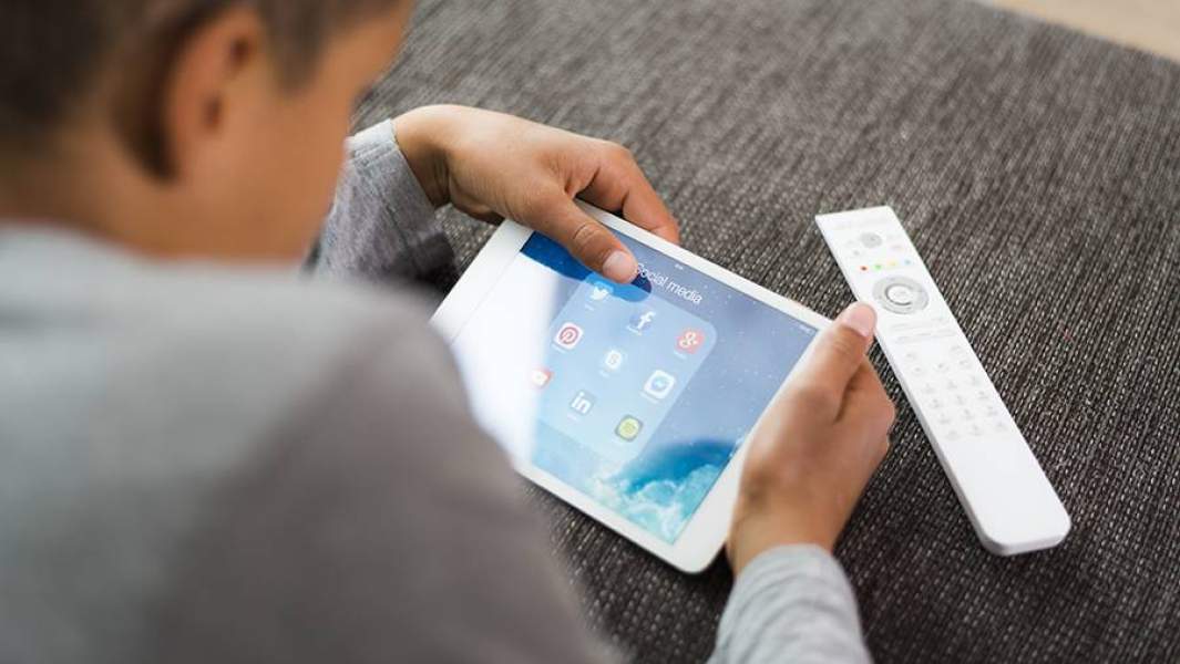 Ребенок с планшетом в соцсетях