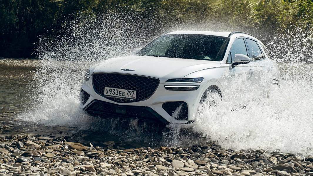 Клиренс — 185 мм, но на бездорожье нужно помнить, что двигатель снизу защищен пластиковым пыльником. Внедорожных режимов три — для песка, грязи и снега