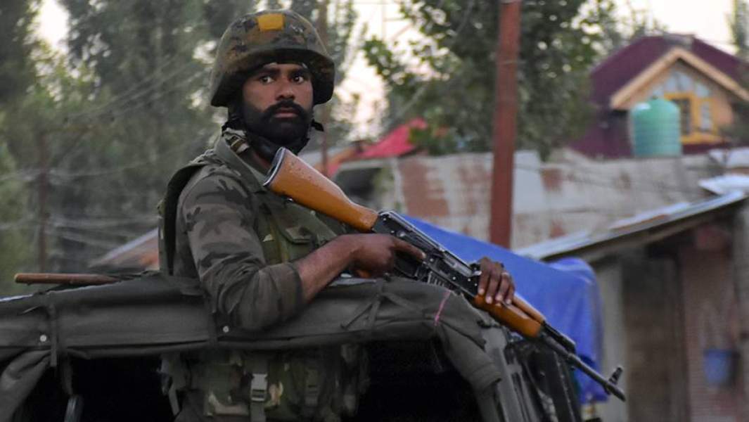 Солдат вооруженных сил Индии в одном из поселений в Гималаях