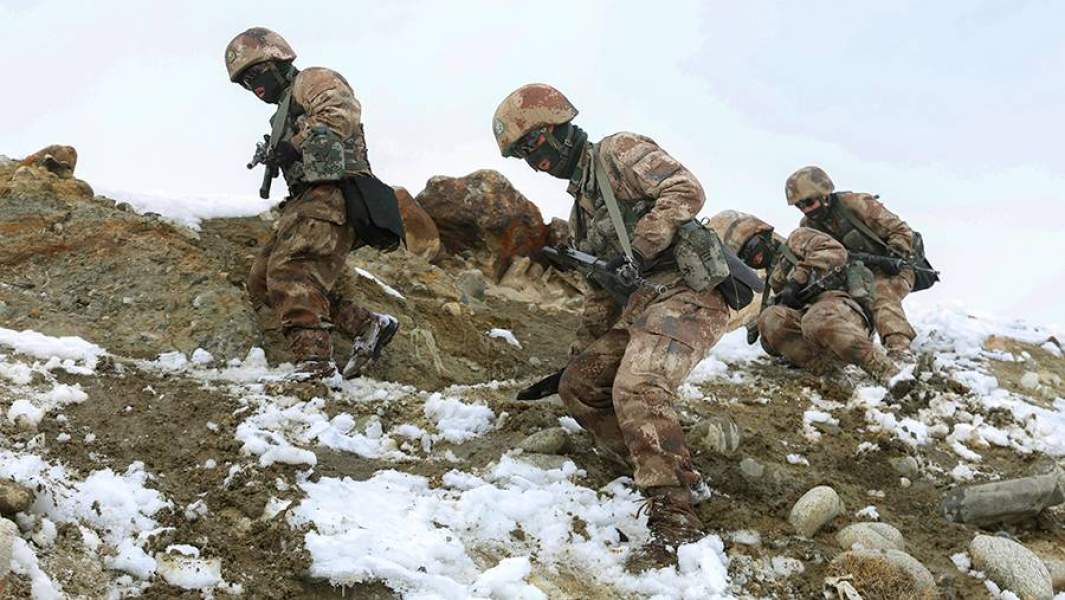 Патруль армии КНР в горах в приграничной зоне с Индией