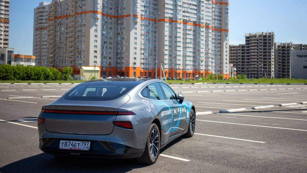 Габариты XPeng P7: 4880×1896×1450 мм. Колесная база — 2998 мм