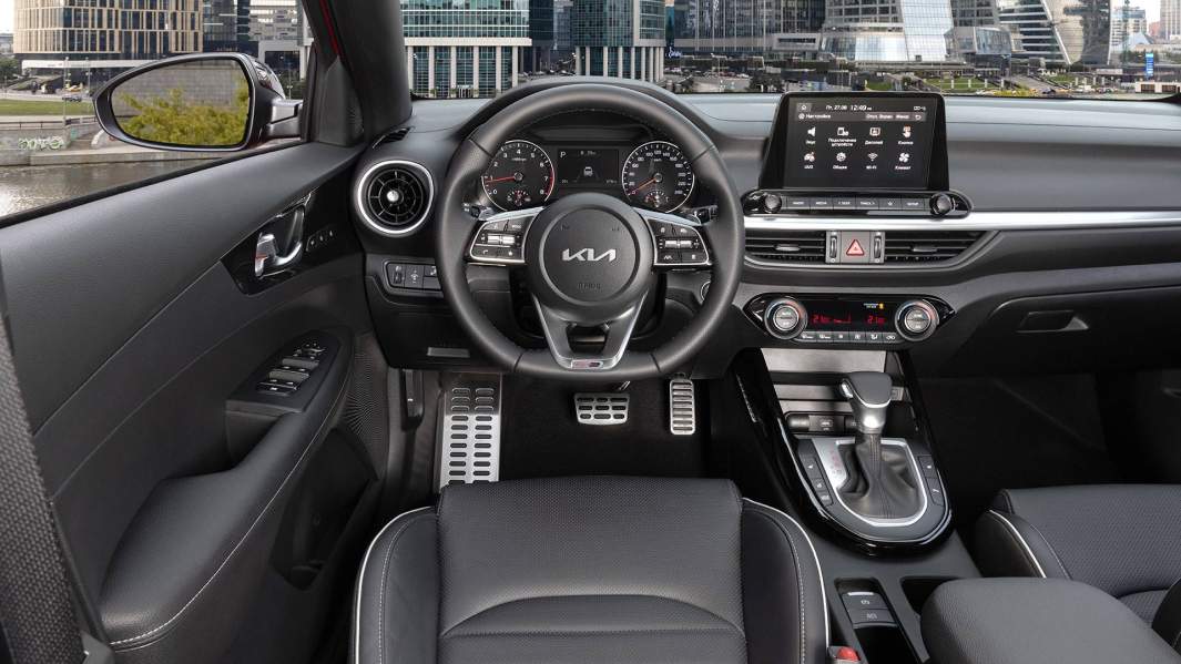 Внутри версию GT Line отличает спортивный руль, подрулевые лепестки, металлические накладки на педали и черный потолок