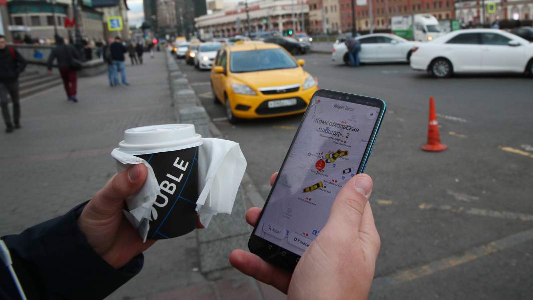 Пассажир заказывает такси через приложение