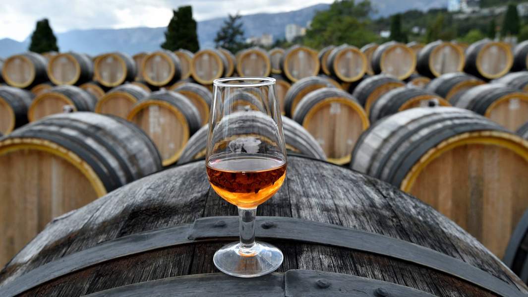 вино  бочки 