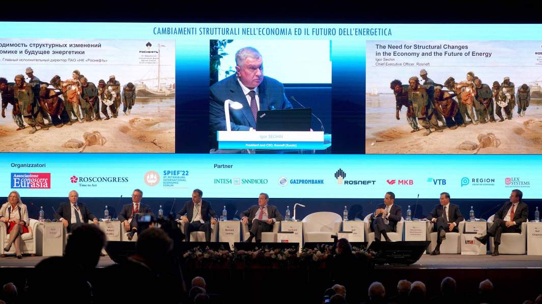 Глава «Роснефти» Игорь Сечин на XIV Евразийском экономическом форуме в Вероне