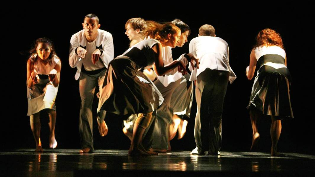 Сцена из балета «PROMENADE / ПРОГУЛКА» в исполнении Introdans (хореограф Роберт Баттл)