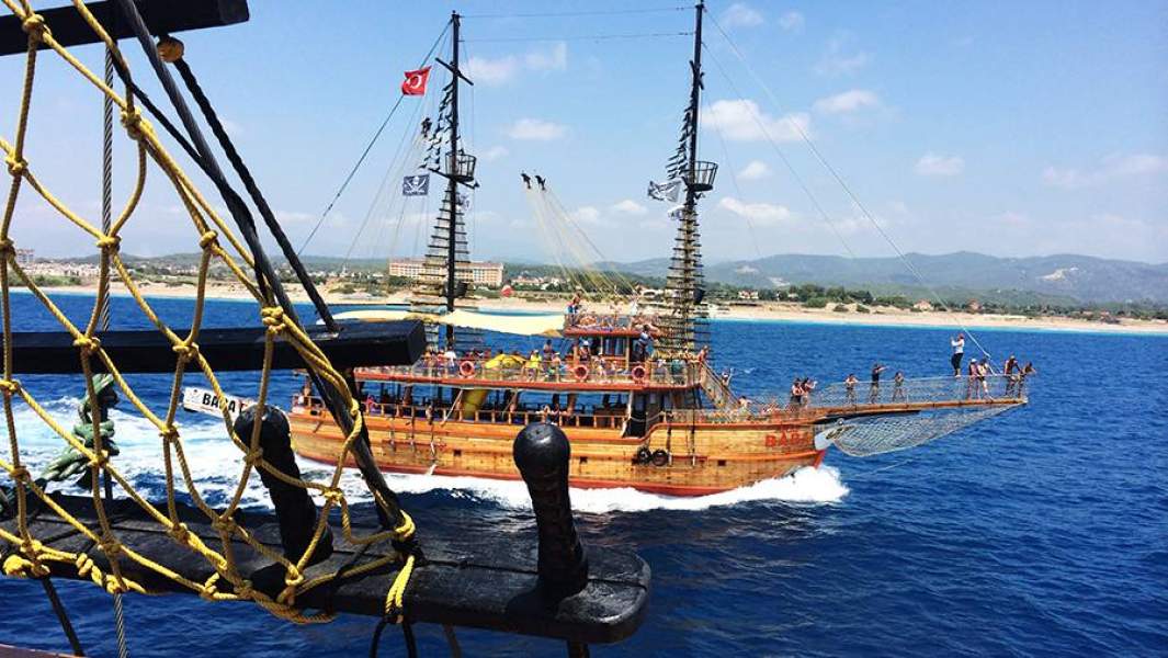 Корабль с туристами на борту в прибрежных водах Антальи