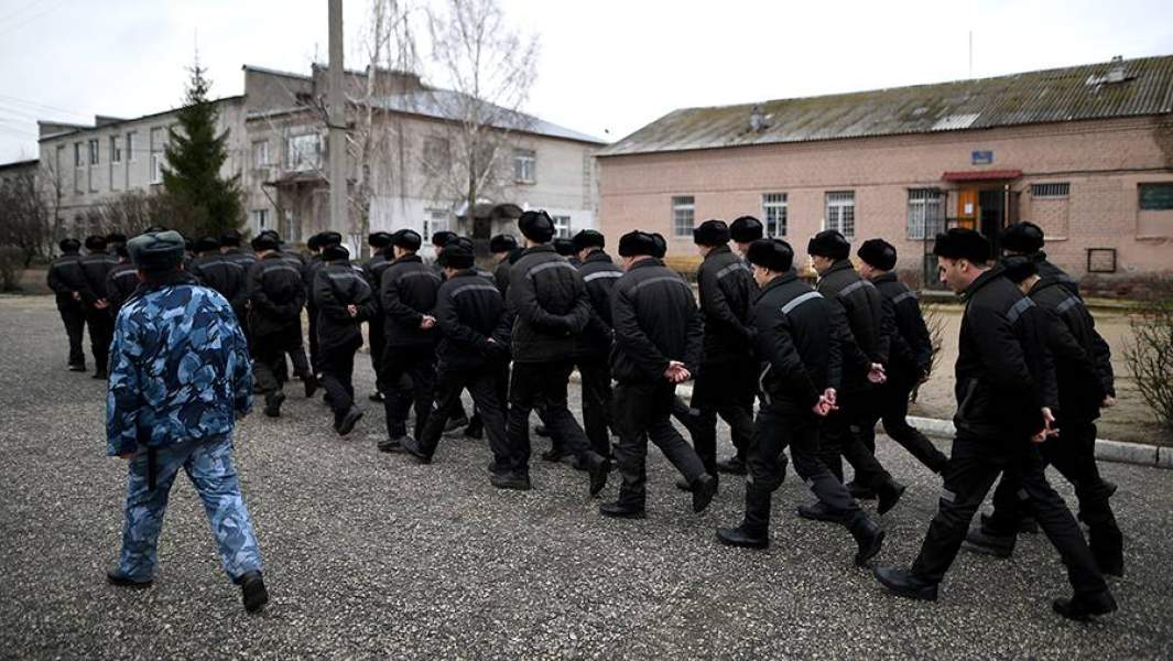 Заключенные исправительной колонии общего режима во время прогулки