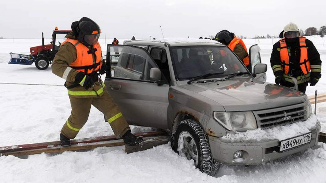 Сотрудники МЧС России по Республике Татарстан во время учений по ликвидации последствий провала машины под лед на ледовой переправе Аракчино — Верхний Услон