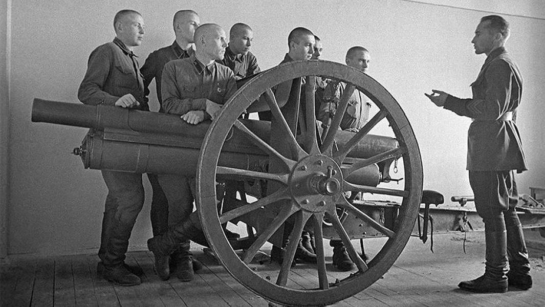 Курсанты на занятии в Подольском артиллерийском училище