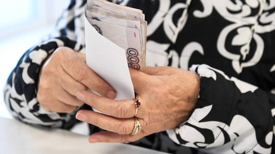 деньги рубли пенсионер