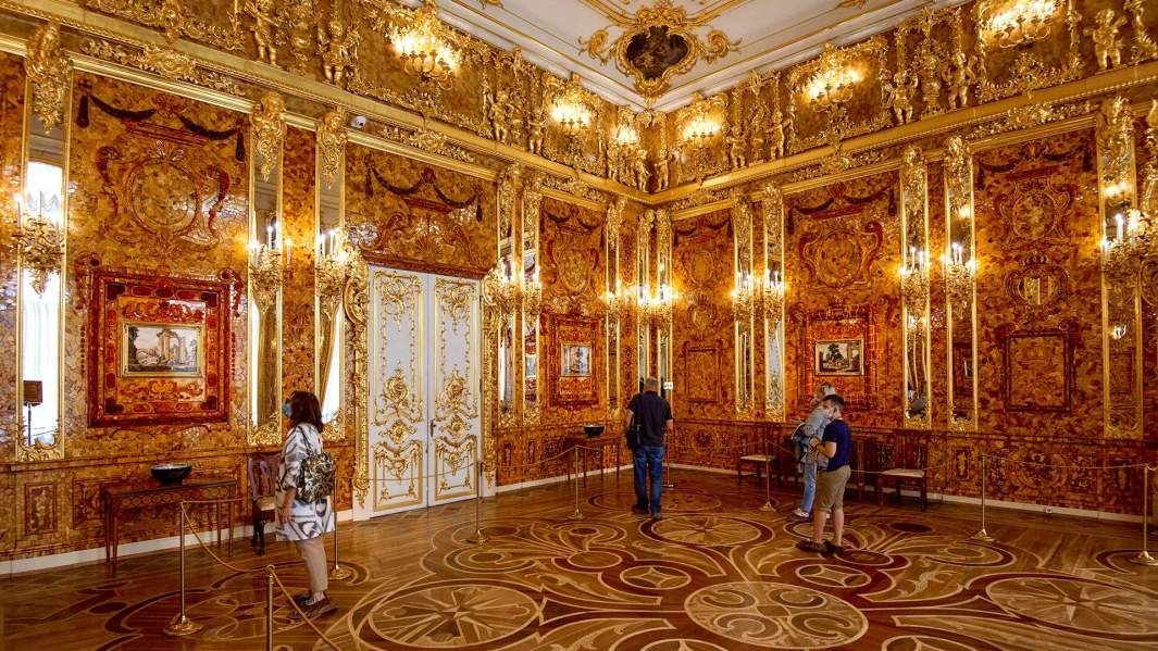 Посетители в Янтарной комнате Екатерининского дворца на территории Царскосельской императорской резиденции «Царское Село»