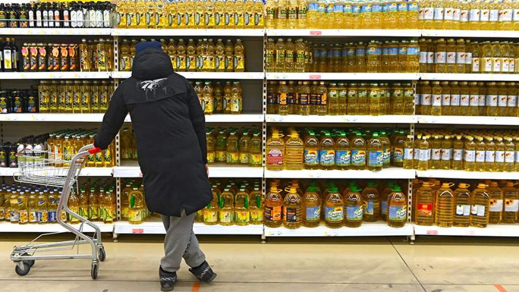 Бутылки с растительным маслом на полке магазина