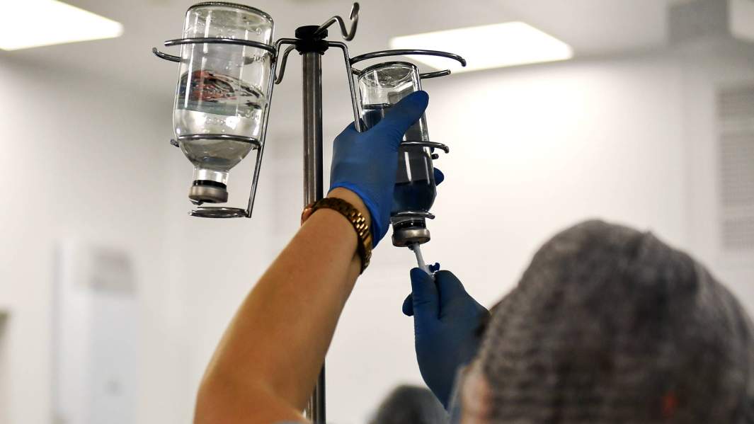 Медсестра устанавливает капельницу