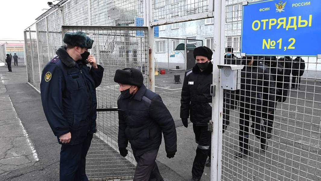 Заключенные исправительной колонии общего режима во время прогулки