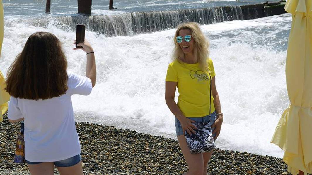 Девушки на пляже в Сочи