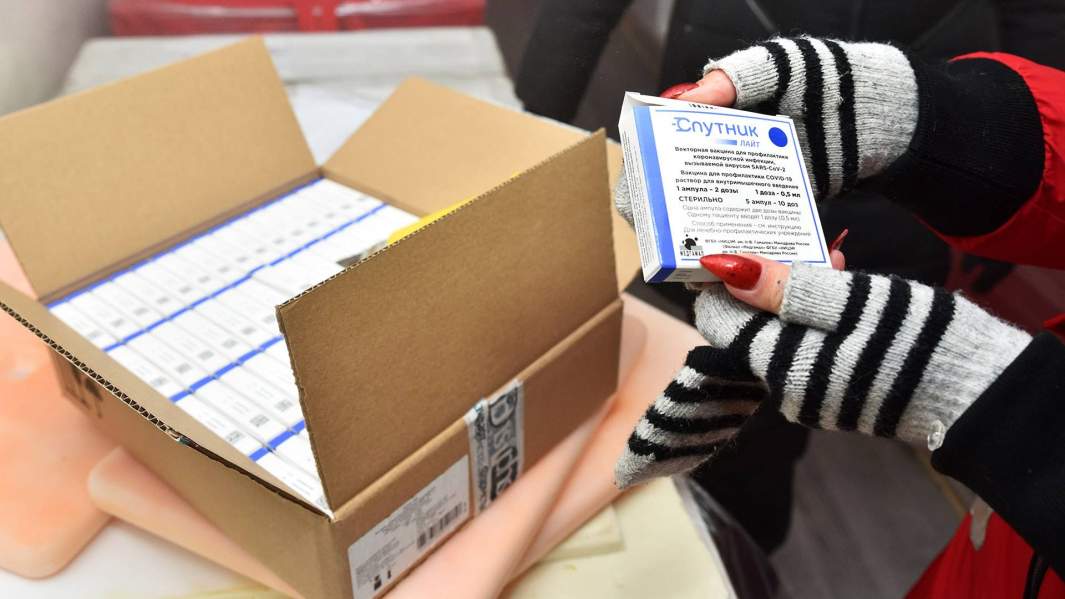 Партия российской вакцины от коронавирусной инфекции «Спутник Лайт» в Донецке