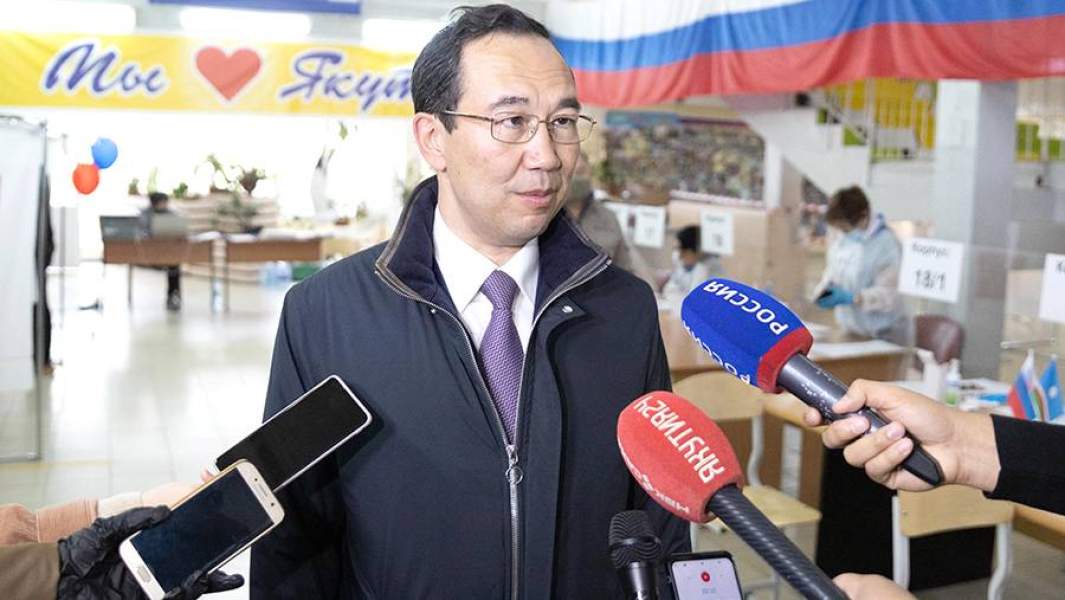 Глава Республики Саха Айсен Николаев дает интервью на избирательном участке №779 во время выборов в Госдуму в Якутcке