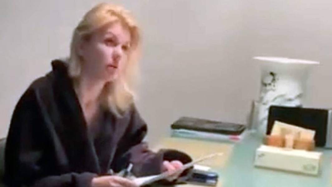 Марина Ракова во время следственных действий у себя дома