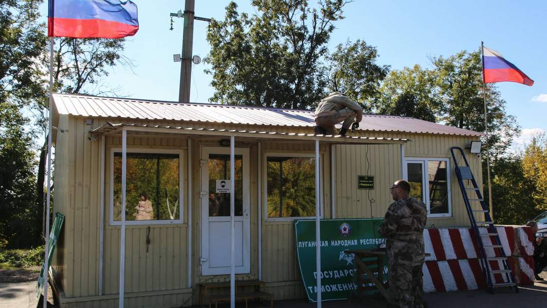 Демонтажные работы на таможенном посту в Луганской области