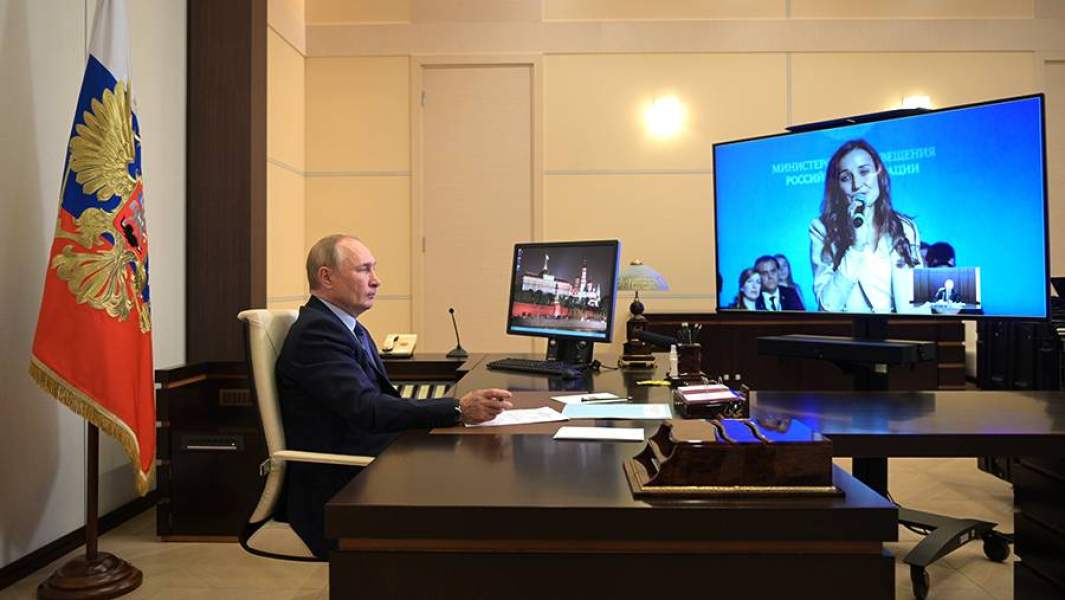 Президент РФ Владимир Путин проводит встречу в режиме видеосвязи с лауреатами и финалистами всероссийского конкурса «Учитель года»