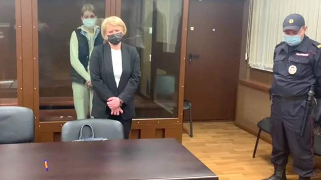 Бывший заместитель министра просвещения РФ Марина Ракова (слева), обвиняемая в мошенничестве в особо крупном размере, на заседания Тверского районного суда города Москвы, где рассматривается ходатайство следствия об избрании ей меры пресечения