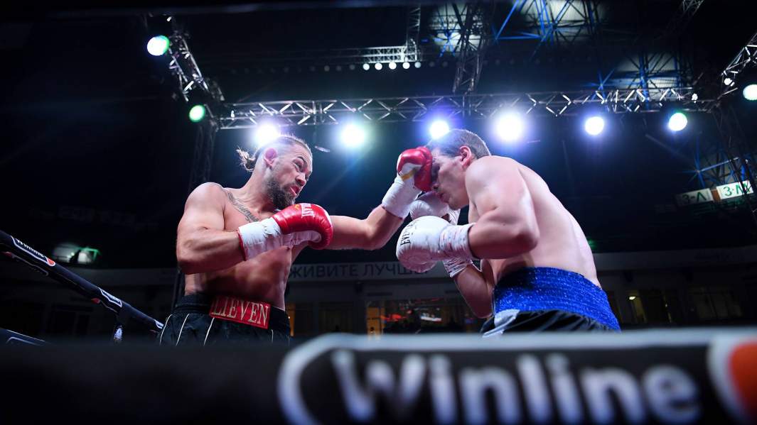 Справа налево: Федор Чудинов (Россия) и Ронни Миттаг (Германия) в поединке за титул WBA Gold во втором среднем весе в рамках международного турнира по боксу «Кубок Казанского Кремля»