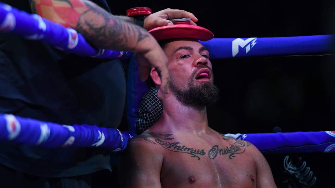 Ронни Миттаг в перерыве поединка за титул WBA Gold во втором среднем весе среди мужчин против Федора Чудинова