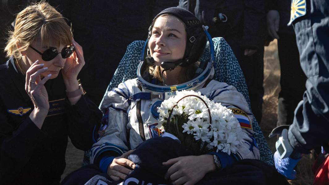 Член съемочной группы фильма "Вызов" актриса Юлия Пересильд после посадки 