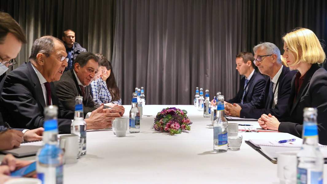 Министр иностранных дел РФ Сергей Лавров (слева) и министр иностранных дел Норвегии Анникен Хюитфельд во время встречи 26 октября