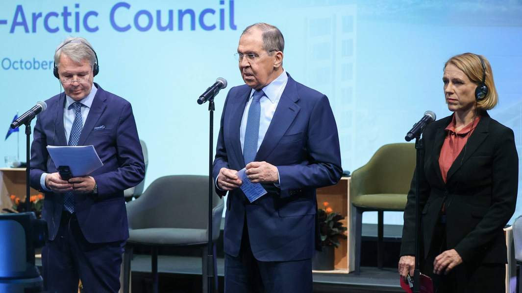 Министр иностранных дел Финляндии Пекка Хаависто, министр иностранных дел РФ Сергей Лавров и глава МИД Норвегии Анникен Хюитфельд (слева направо) на пресс-конференции по итогам 18-й министерской сессии СБЕР