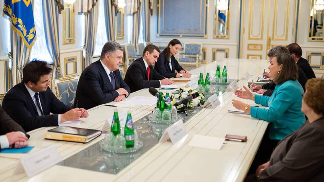 Встреча бывшего президента Украины Петра Порошенко и помощника госсекретаря США по делам Европы и Евразии Виктория Нуланд