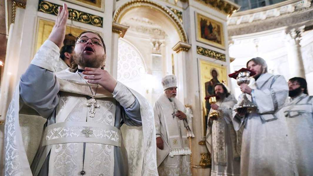 Епископ во время литургии с сурдопереводом для глухих и слабослышащих людей в храме святого царевича Димитрия