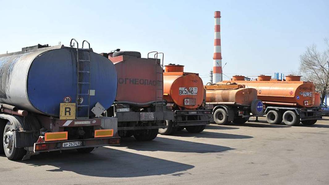 Бензовозы на въезде на территорию НПЗ