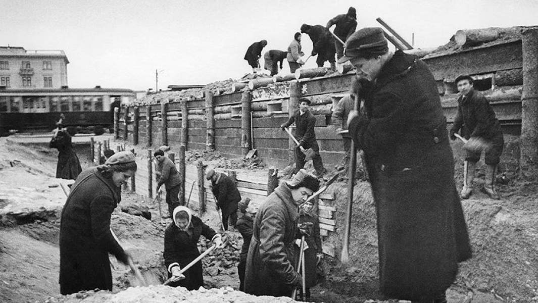 Жители  Кунцево на строительстве укреплений на Можайском шоссе