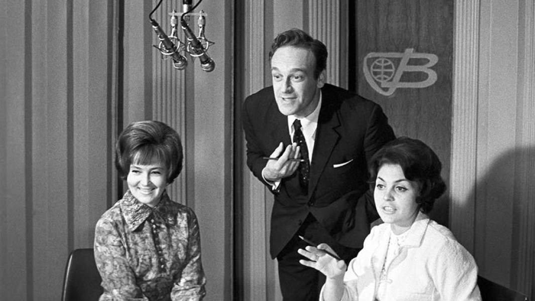 Дикторы Светлана Жильцова, Игорь Кириллов и Аза Лихитченко готовятся к передаче