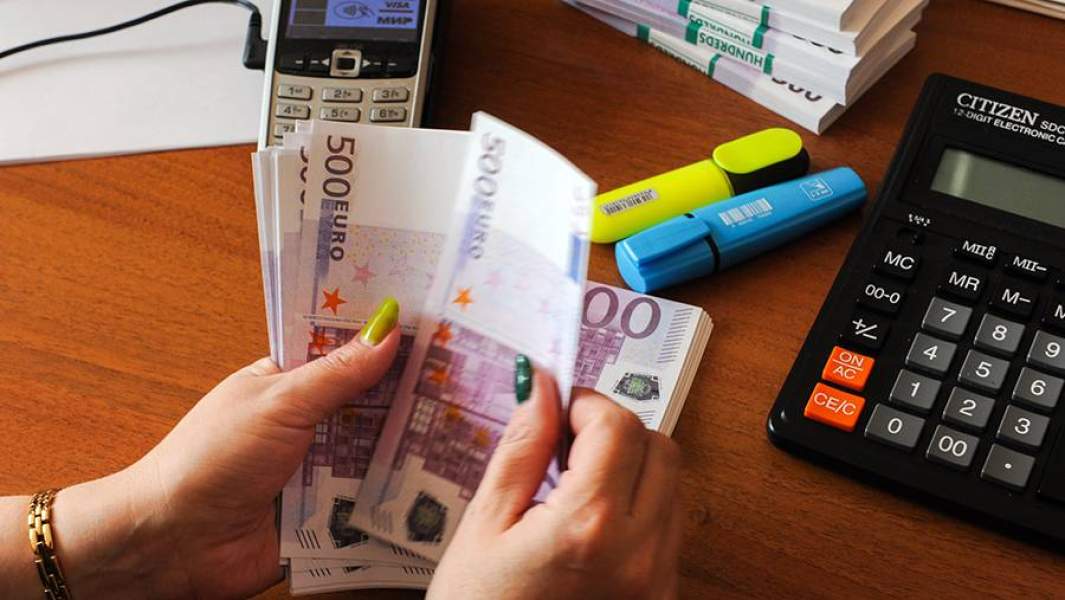 Деньги, валюта, банкноты, рубли, евро