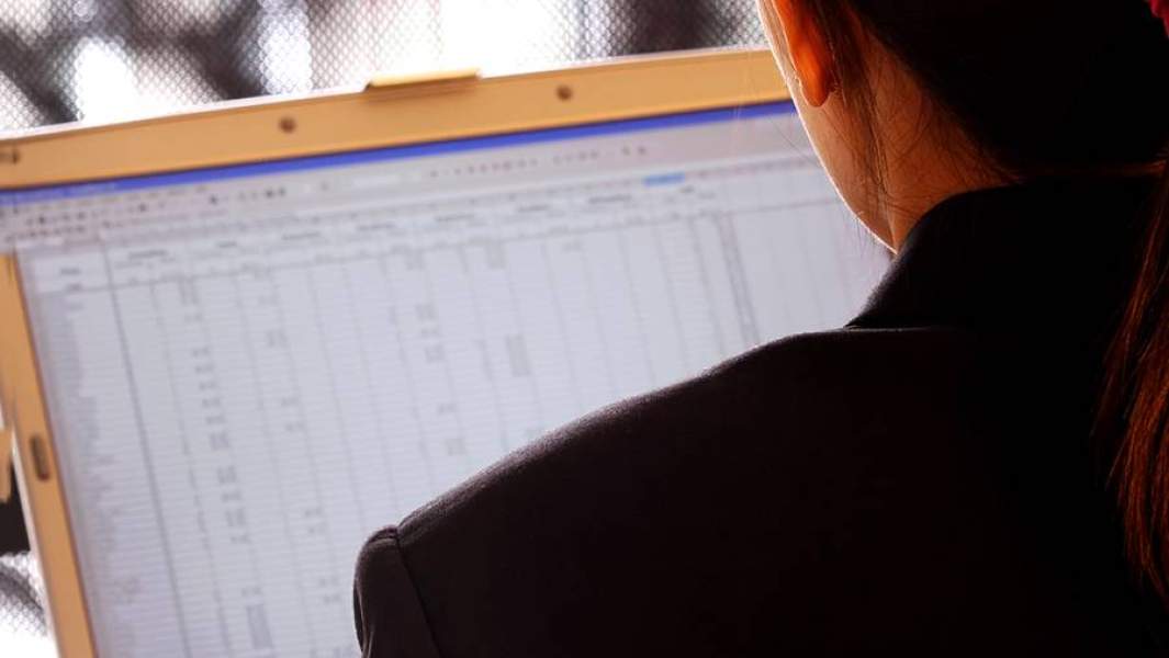 Девушка работает за компьютером